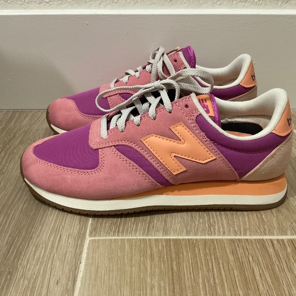 New Balance 420 Tennis Shoes- Womens - Picture 3 of 6